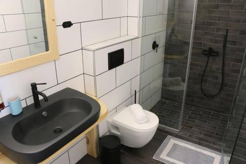 y baño con lavabo, aseo y ducha. en AZZURO, en Kavala