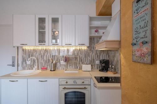 Virtuvė arba virtuvėlė apgyvendinimo įstaigoje Sofia Dream Apartment - Designer One Bedroom Apartment on Hristo Belchev