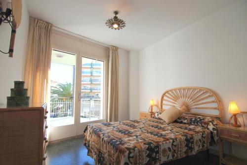 1 dormitorio con cama y ventana grande en Zeus Auriga, en Salou