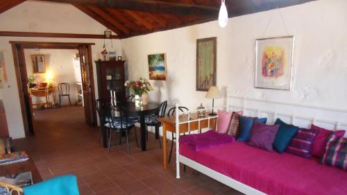 een woonkamer met een bank en een eetkamer bij Casa Grøn in Breña Alta