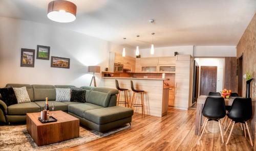 Un lugar para sentarse en Apartman Lio - free garage parking