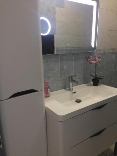 a bathroom with a sink and a white refrigerator at Le Gîte & Chips - Tarifs dégressifs - Idéal PROS in Champniers-et-Reilhac