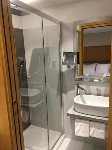 Bilik mandi di Hôtel Boutique Richelieu, Lyon Gare Part-Dieu