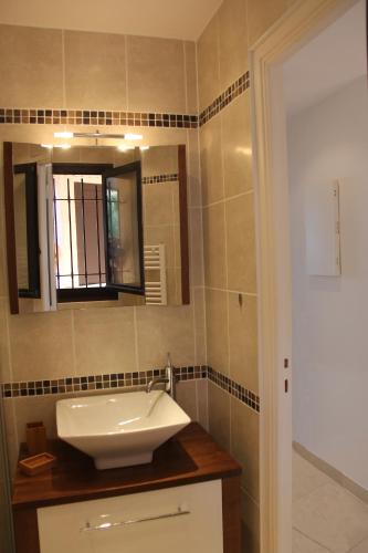 une salle de bain avec un lavabo et un miroir dans l'établissement T2 Mandelieu, vue exceptionnelle, à Mandelieu-la-Napoule