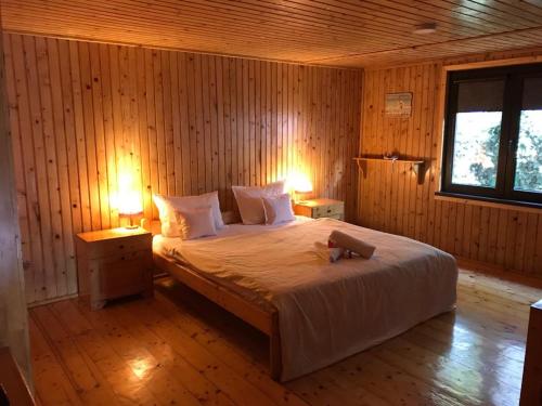 En eller flere senge i et værelse på Green Villa