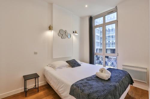 une chambre avec un lit et une fenêtre dans l'établissement 34 - Urban Luxury Paris Louvre, à Paris