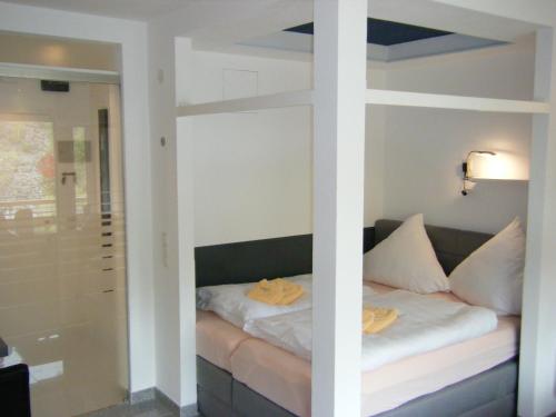 ein Schlafzimmer mit einem Etagenbett und einer Dusche in der Unterkunft Wiethegers Ferienwohnungen Gästehaus Centrum II in Willingen
