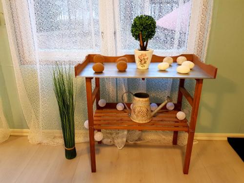 a table with stuffed animals on a bench in front of a window at Schwedenhaus Lillkvist in Uddeholm