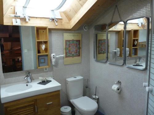 A bathroom at "NAMASTE" Chambre zen au calme