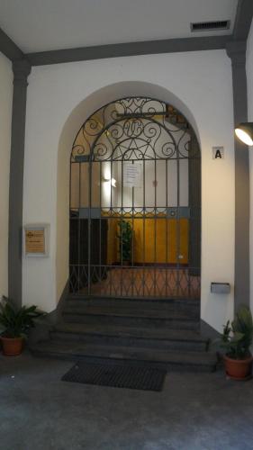 einen Eingang zu einem Gebäude mit einem Eisentor in der Unterkunft Zaffiro Blu Airport in Bergamo