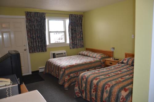 Giường trong phòng chung tại Coachman Inn