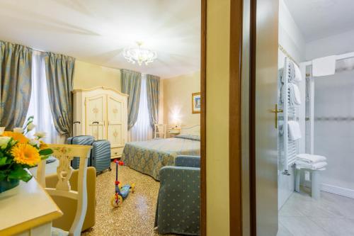 a hotel room with a bed and a table at Hotel Mercurio in Venice