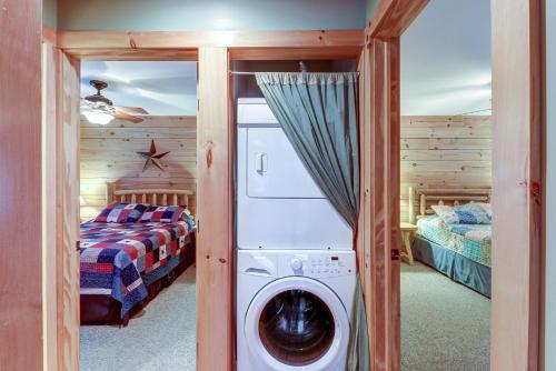 a room with a washing machine in a bedroom at Contemporary ADK 5 Bedroom Chalet on Schroon in Schroon Lake