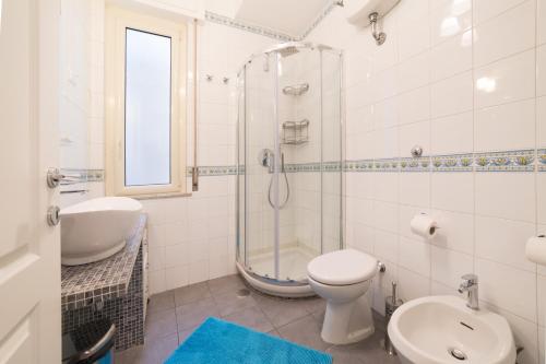 Ένα μπάνιο στο Naima Sea View Design Apartment