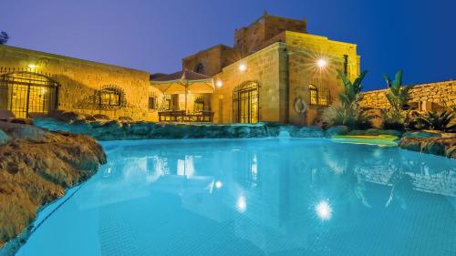 Piscina en o cerca de The Chateau