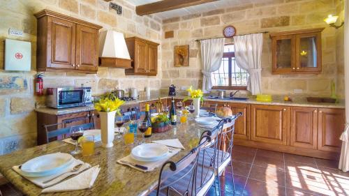 Una cocina o zona de cocina en The Chateau