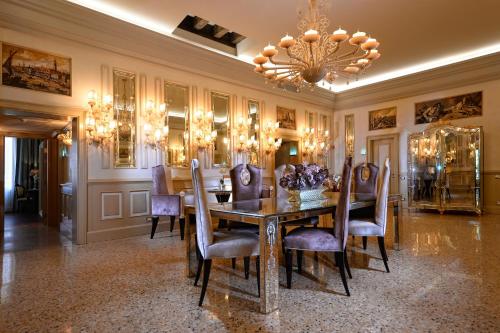 a dining room with a table and chairs and a chandelier at Palazzetto Madonna in Venice