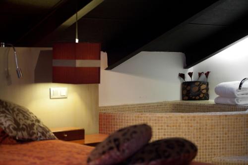 a room with a bed with two pairs of shoes at Hotel Cardamomo Sigüenza in Carabias