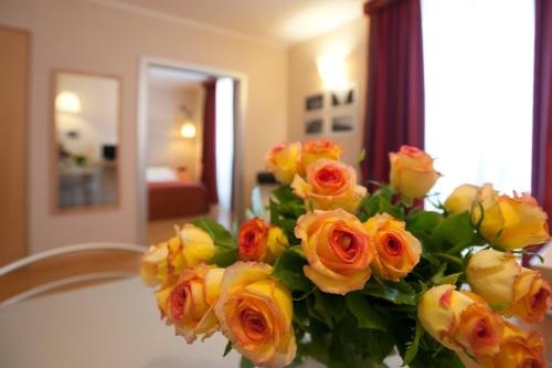 a bouquet of yellow roses sitting on a table at AlbaResidence Masera26 in Alba