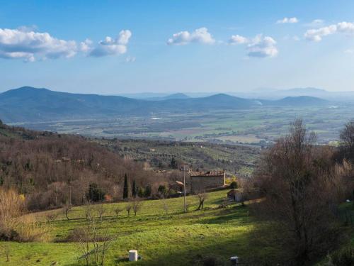 a green hillside with a view of a valley at Country House il Ciliegio in Roccatederighi