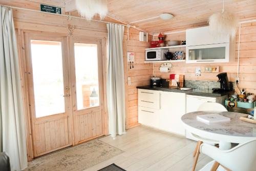 A kitchen or kitchenette at Kaldá Lyngholt Holiday Homes