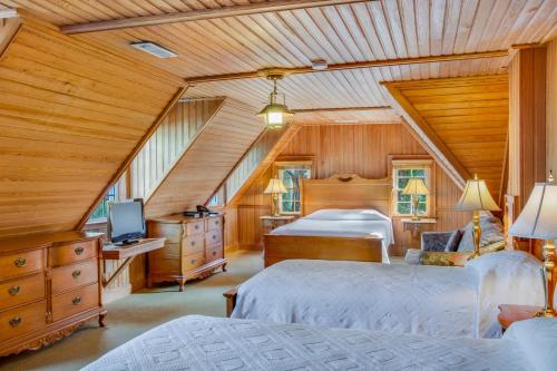 Ένα ή περισσότερα κρεβάτια σε δωμάτιο στο The Castle B&B on Silver Lake