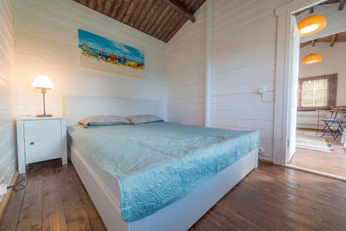 una camera con un letto di Cozy Summerhouse in Nasva a Nasva