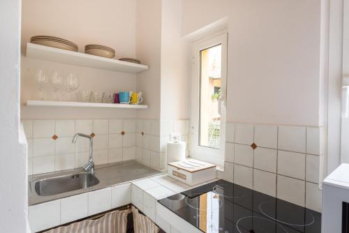 uma cozinha com pia e janela em SuityRHome RioneMonti56 em Roma