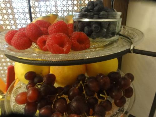 two plates of fruit on top of a table at Weingut und Gästezimmer Perner in Ehrenhausen