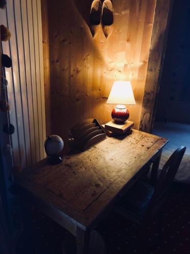 a table with a lamp on top of it at Le Coin Savoyard in Combloux