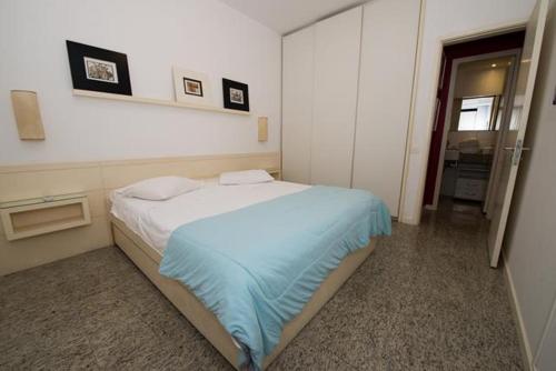1 dormitorio con 1 cama grande en una habitación en Flat Barrabella, en Río de Janeiro