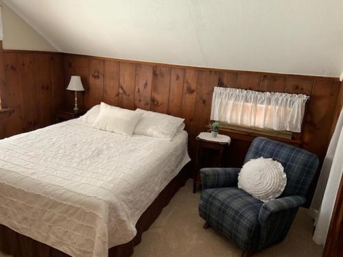 a bedroom with a bed and a chair at Wiley Inn in Peru