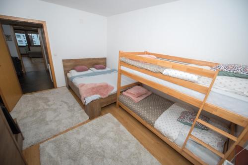 เตียงสองชั้นในห้องที่ Apartment Hobbit - Bjelašnica