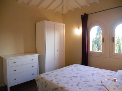 A bed or beds in a room at la Torretta di Villa Borri Chianti Classico