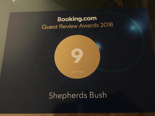 ロンドンにあるStunning 2 bed flat Shepherds Bushのゲストレビュー賞のスクリーンショット(ゲストリワードバス付)
