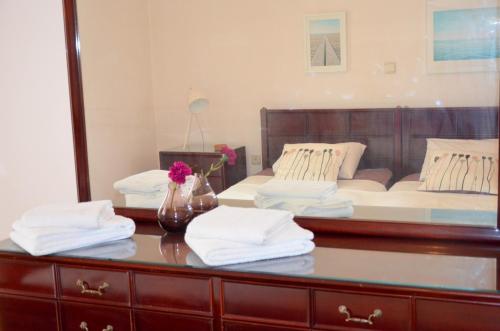 een slaapkamer met een bed en een tafel met handdoeken bij Retro Apartment at Trendy Exarcheia in Athene