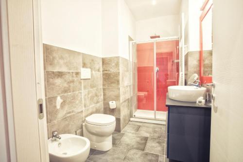 ピオンビーノにあるExcelsiorのバスルーム(トイレ、洗面台、シャワー付)