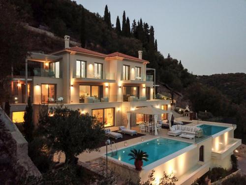 una casa grande con piscina frente a ella en My Villa Corfu, en Nisakion
