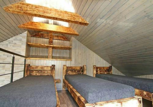 een slaapkamer met 2 bedden op een zolder bij Apartmán Dračí údolí in Trutnov
