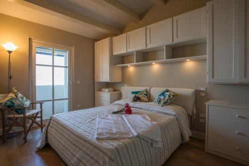 Un dormitorio con una cama con un juguete. en Bianca la Luna amazing villa lakeside view, en Magione