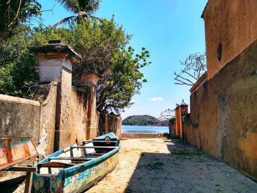 an old boat sitting on the side of a street at Casa da Coruja in Rio de Janeiro