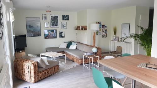 uma sala de estar com um sofá e uma mesa em Le coeur du saphir em Thonon-les-Bains