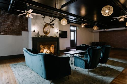 Hood River Hotelにあるシーティングエリア