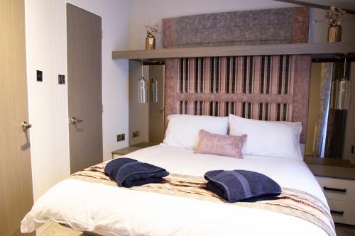 Postel nebo postele na pokoji v ubytování Atlas Ovation Lodge