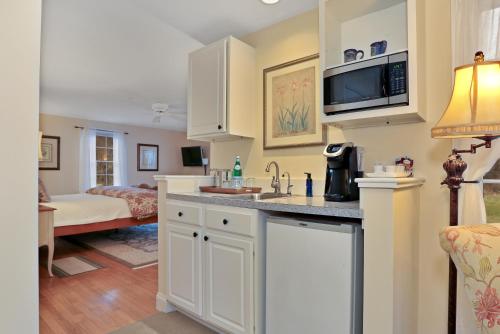 Dapur atau dapur kecil di Brewster by the Sea Inn