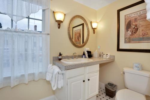 Bilik mandi di Brewster by the Sea Inn