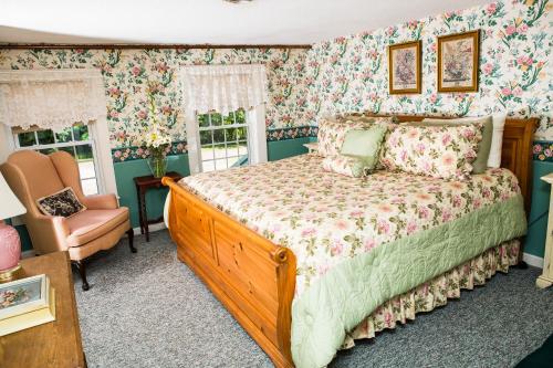 A bed or beds in a room at The Nutmeg Inn