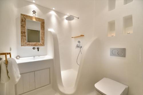 biała łazienka z umywalką i toaletą w obiekcie Villa Kimothoe by Thalassa Residence Mykonos w mieście Elia