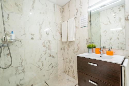 a bathroom with a sink and a shower at Merc Porto Clérigo's Place in Porto