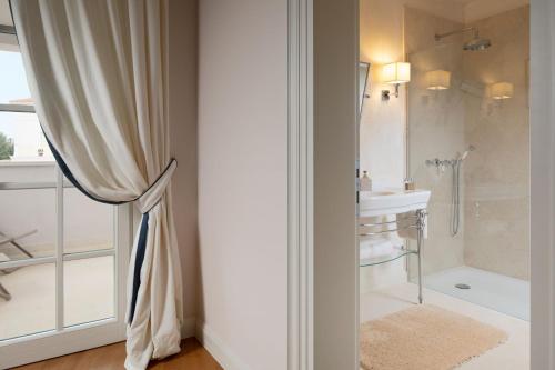 a bathroom with a shower curtain and a sink at Villa Giulia in Vabriga